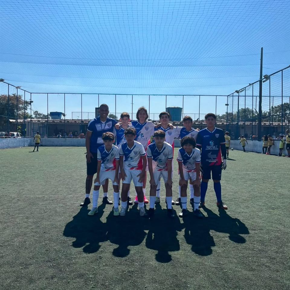 Atletas mais velhos do Nacional posados em campo com a comissão técnica